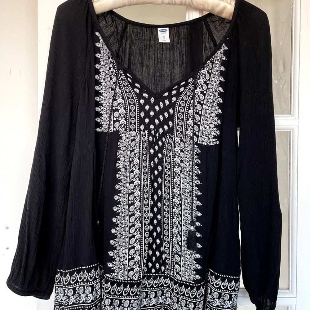 Old Navy Black and White Floral Detail Top